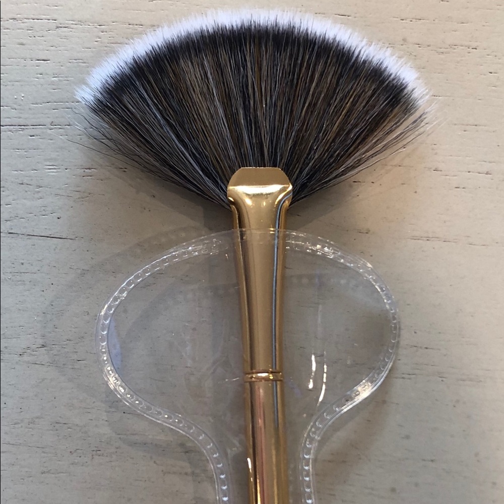 Morphe Brushes Y13 PRO HIGHLIGHT FAN BRUSH NEW
